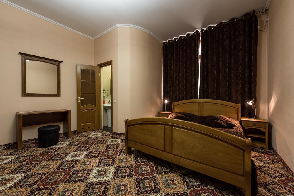 Premium Hotel Chernivtsi Room photo