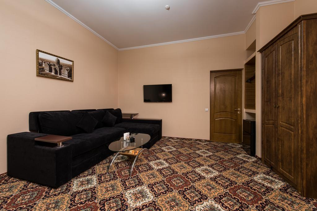 Premium Hotel Chernivtsi Room photo