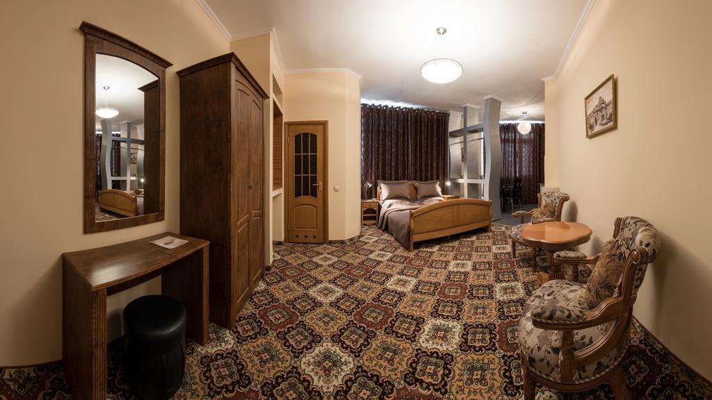 Premium Hotel Chernivtsi Room photo