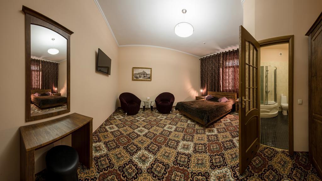 Premium Hotel Chernivtsi Room photo