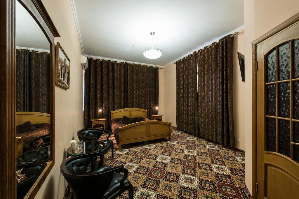 Premium Hotel Chernivtsi Room photo