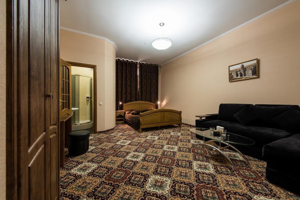 Premium Hotel Chernivtsi Room photo