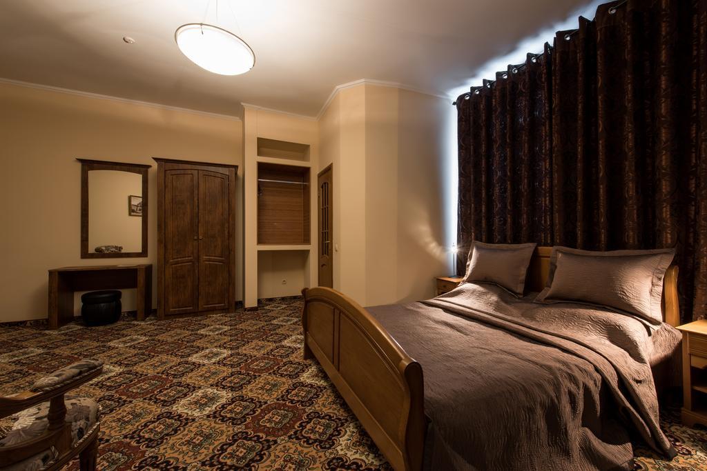 Premium Hotel Chernivtsi Room photo