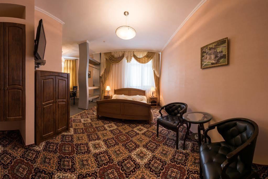 Premium Hotel Chernivtsi Exterior photo