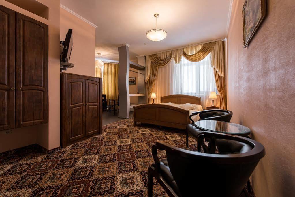 Premium Hotel Chernivtsi Exterior photo